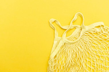 Sarı arka planda alışveriş yapmak için boş ağ torbası. Sıfır atık alışveriş