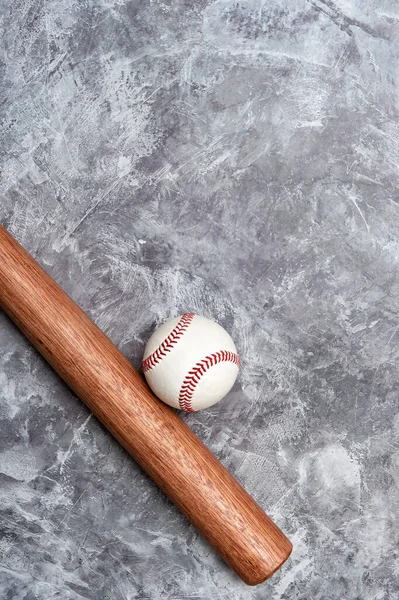 Baseballball Und Schläger Auf Grauem Hintergrund Teamsportkonzept — Stockfoto