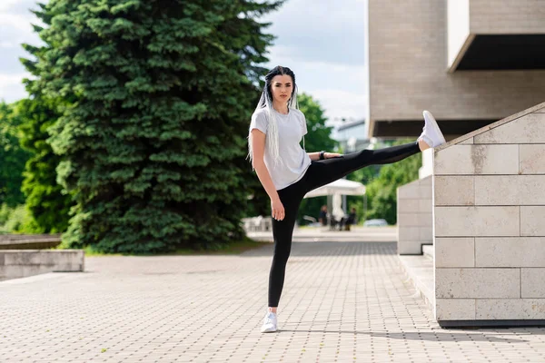 Fitness Donna Sportiva Con Trecce Africane Facendo Esercizio Stretching Nel — Foto Stock