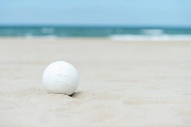 Kumsalda plaj voleybolu. Takım spor konsepti