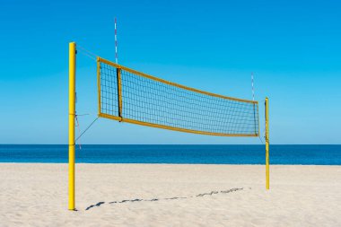 Okyanus geçmişi olan bir voleybol sahası. Yaz sporu kavramı