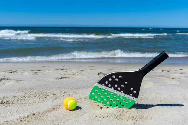 Racket Bal Het Zandstrand Zomersportconcept — Stockfoto