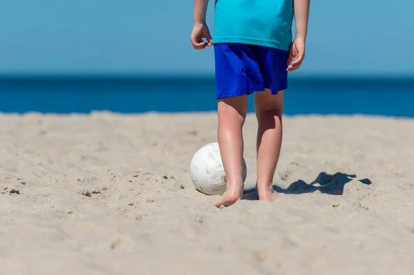 Jonge Jongen Die Voetbal Speelt Het Strand Zomersport Concep — Stockfoto