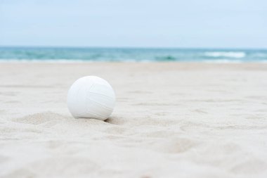 Kumsalda plaj voleybolu. Takım spor konsepti