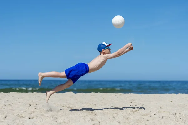 Мальчик Играет Волейбол Пляже Концепция Летнего Спорта — стоковое фото