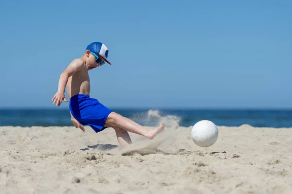 Jonge Jongen Die Voetbal Speelt Het Strand Zomersport Concep — Stockfoto