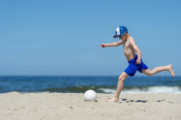 Jonge Jongen Die Voetbal Speelt Het Strand Zomersport Concep — Stockfoto