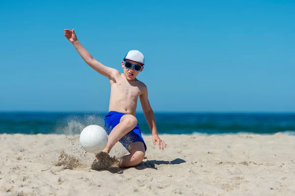 Junge Beim Fußballspielen Strand Sommersportkonzept — Stockfoto