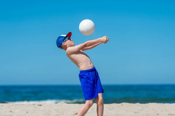 Jonge Jongen Die Volleybal Speelt Het Strand Zomersport Concep — Stockfoto