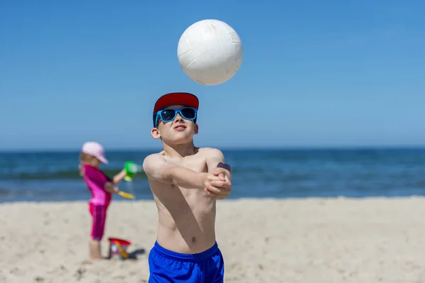 Jonge Jongen Die Volleybal Speelt Het Strand Zomersport Concep — Stockfoto