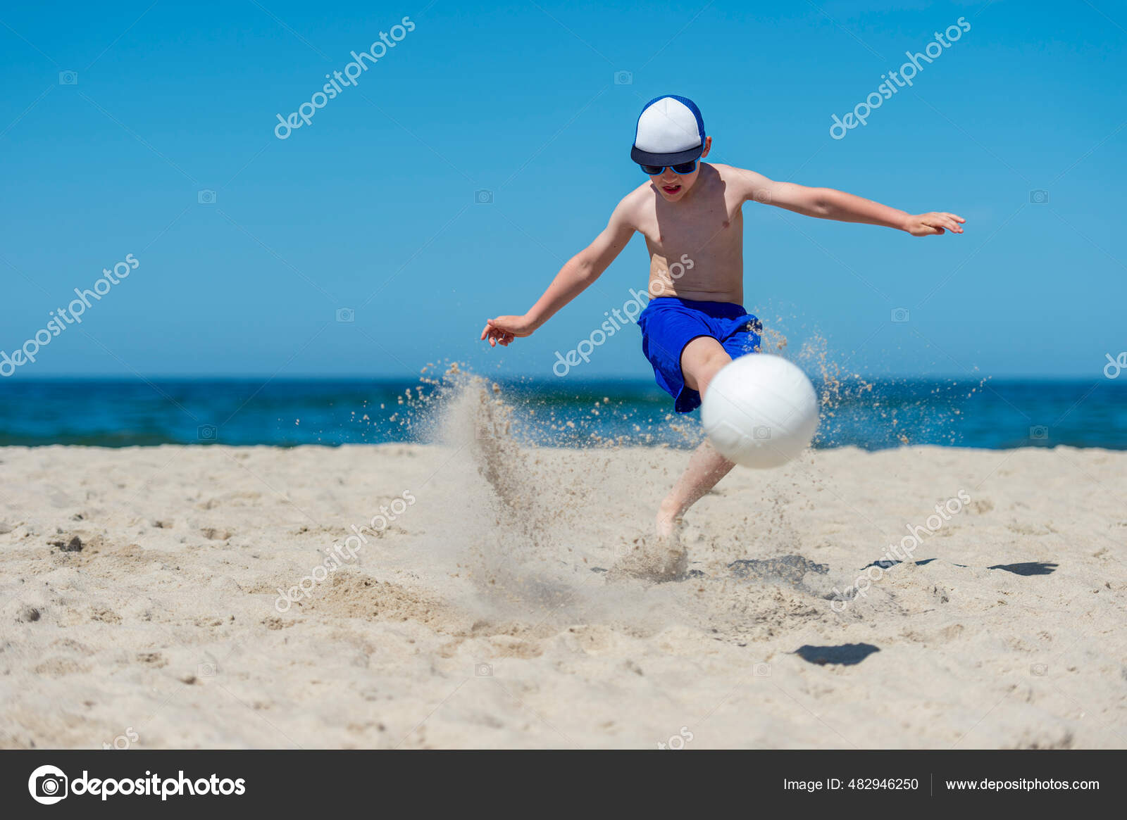 Мальчик Играет Футбол Пляже Концепция Летнего Спорта Стоковое Фото.