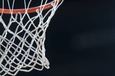 Basketbol potası siyah arka planda izole edilmiş. Profesyonel spor konsepti