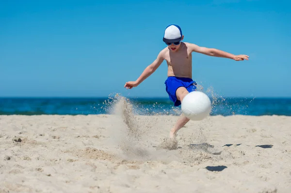 Jonge Jongen Die Voetbal Speelt Het Strand Zomersport Concep — Stockfoto