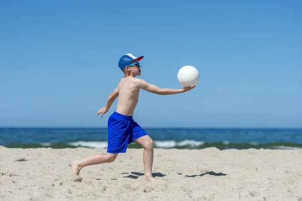 Jonge Jongen Die Volleybal Speelt Het Strand Zomersport Concep — Stockfoto