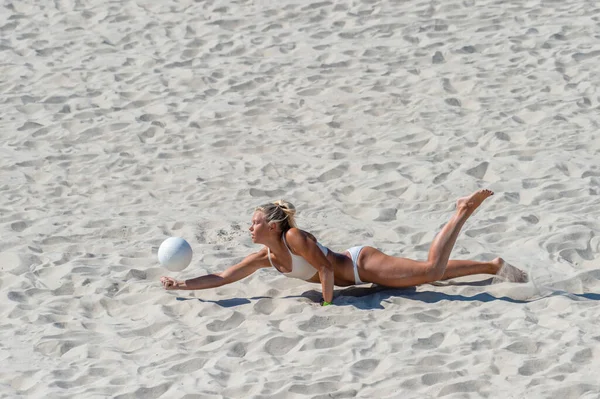 Молода Дівчина Грає Волейбол Пляжі Професійна Спортивна Концепція — стокове фото