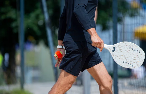 Kumsalda tenis oynayan bir adam. Profesyonel spor konsepti