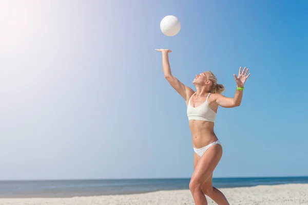 Девушка Играет Волейбол Пляже Концепция Профессионального Спорта — стоковое фото