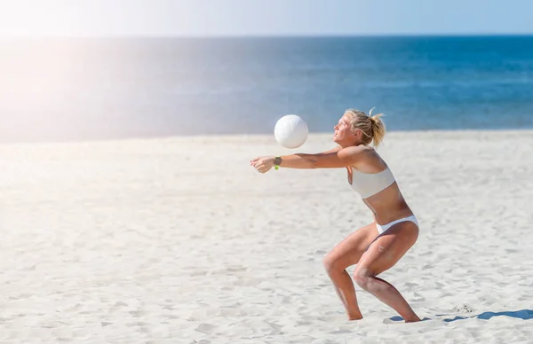 Mladá Dívka Hraje Volejbal Pláži Profesionální Sportovní Koncept — Stock fotografie