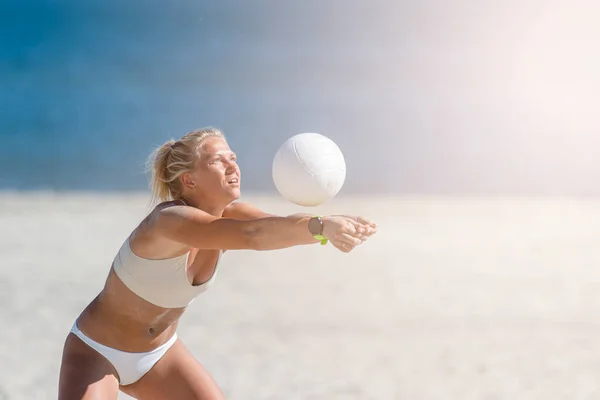 若い女の子はビーチでバレーボールをしている プロスポーツのコンセプト — ストック写真