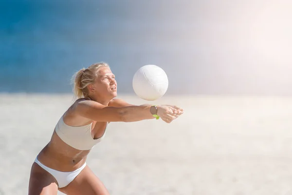 Mladá Dívka Hraje Volejbal Pláži Profesionální Sportovní Koncept — Stock fotografie