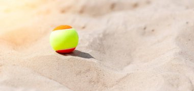 Kumsalda kumsalda tenis topu var. Yaklaş. Profesyonel spor konsepti