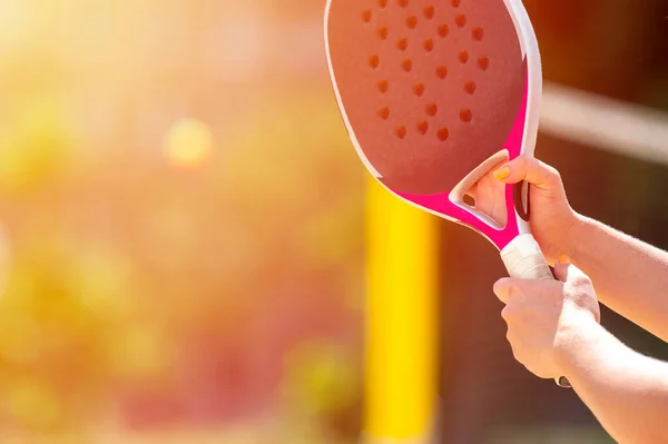 Plajda tenis oynayan bir kadın. Profesyonel spor konsepti