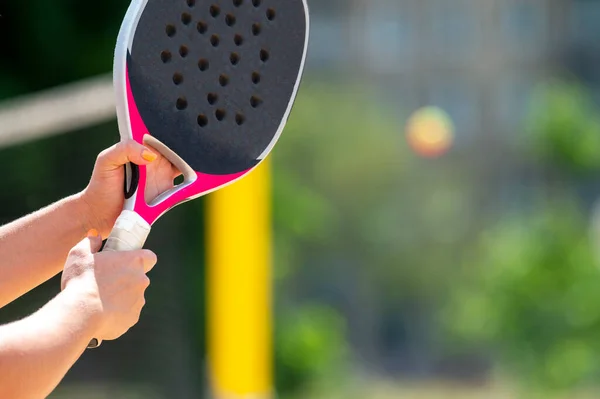 Plajda tenis oynayan bir kadın. Profesyonel spor konsepti