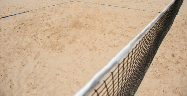 Plaj voleybolu ve plaj tenis kortu. Yaz sporu kavramı