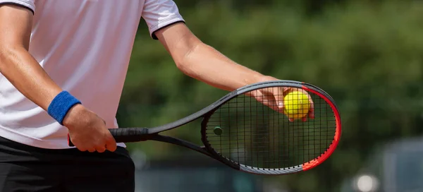 Tenisista Przygotowuje Się Podania Piłki Tenisowej Podczas Meczu Koncepcja Sportu — Zdjęcie stockowe
