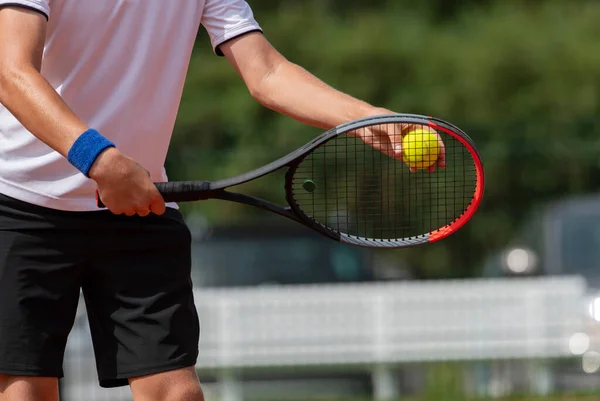 Bir Tenis Oyuncusu Maç Sırasında Bir Tenis Topu Servis Etmeye — Stok fotoğraf