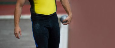 Sporcu atış talimi yapıyor. Profesyonel spor konsepti. Yatay spor posteri, tebrik kartları, başlıklar, web sitesi