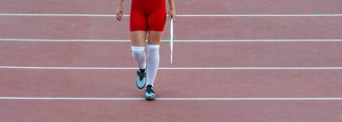 Mızraklı bir atlet. Profesyonel spor konsepti. Yatay spor posteri, tebrik kartları, başlıklar, web sitesi