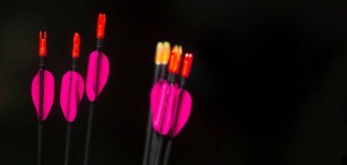 Karanlık arka planda okçuluk okları. Profesyonel spor konsepti. Yatay spor posteri, tebrik kartları, başlıklar, web sitesi
