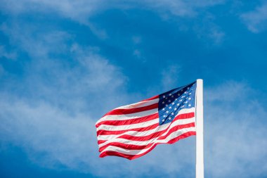 Rüzgarda dalgalanan Amerikan bayrağı. Yatay spor posteri, tebrik kartları, başlıklar, web sitesi