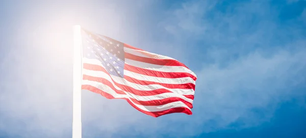 Американский Флаг Небе Машет Ветру Горизонтальный Спортивный Плакат Поздравительные Открытки — стоковое фото
