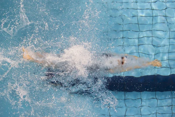 Пловец Прыгающий Ныряющий Крытый Спортивный Бассейн Концепция Профессионального Спорта Горизонтальный — стоковое фото