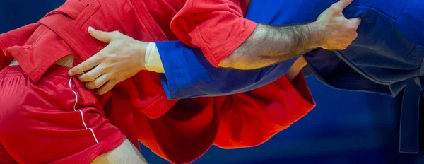 Dois Homens Azul Vermelho Lutando Tapete Wrestling Amarelo Ginásio Conceito — Fotografia de Stock