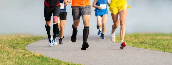 男人和女人在路上跑步是为了健康 横向体育海报 — 图库照片