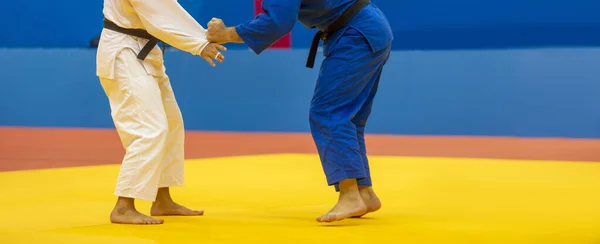 Dwóch Wojowników Judo Białym Niebieskim Mundurze Horyzontalny Plakat Sportowy Kartki — Zdjęcie stockowe