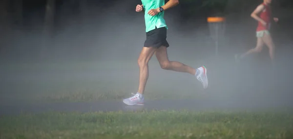 健康のための道を走る男 水平スポーツポスター グリーティングカード ヘッダー ウェブサイト — ストック写真