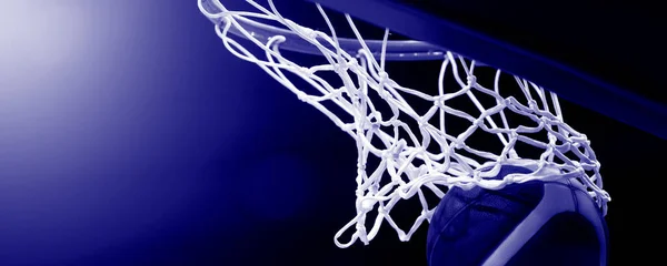Turuncu Basketbol Topu Sepetin Içinden Uçar Mavi Renk Filtresi Yatay — Stok fotoğraf