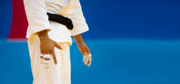 Judo Dövüşçüsü Siyah Kuşaklı Beyaz Kimono Giymiş Japon Judosu Jiu — Stok fotoğraf