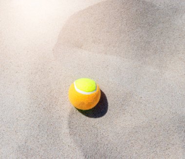 Kumsalda kumsalda tenis topu var. Yaklaş. Profesyonel spor konsepti