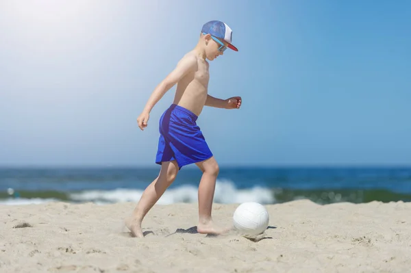 Genç Çocuk Sahilde Futbol Oynuyor Yaz Sporu — Stok fotoğraf