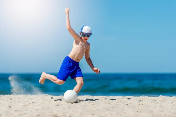 Jonge Jongen Die Voetbal Speelt Het Strand Zomersport Concep — Stockfoto