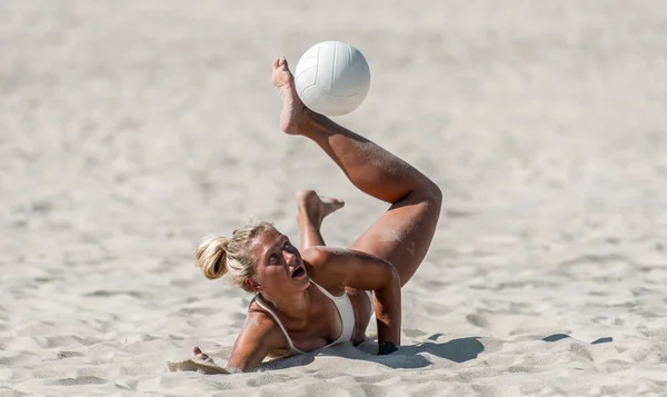 Mladá Dívka Hraje Volejbal Pláži Profesionální Sportovní Koncept — Stock fotografie