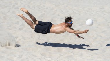 Profesyonel plaj voleybolcusu topu alıyor. Yatay spor posteri, tebrik kartları, başlıklar, web sitesi