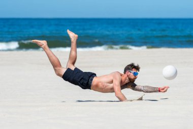 Profesyonel plaj voleybolcusu topu alıyor. Yatay spor posteri, tebrik kartları, başlıklar, web sitesi