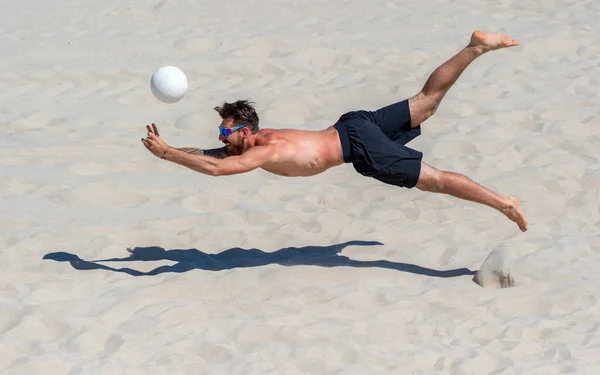 Professionelle Beachvolleyballerin Aktion Und Nimmt Den Ball Entgegen Horizontales Sportplakat — Stockfoto