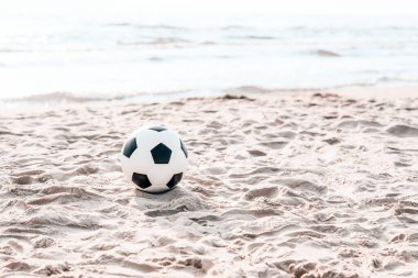 Yaz kumsalında futbol topu. Yatay spor posteri, tebrik kartları, başlıklar, web sitesi